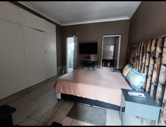 10 BEDROOM HOUSE FOR SALE IN THREE RIVERS